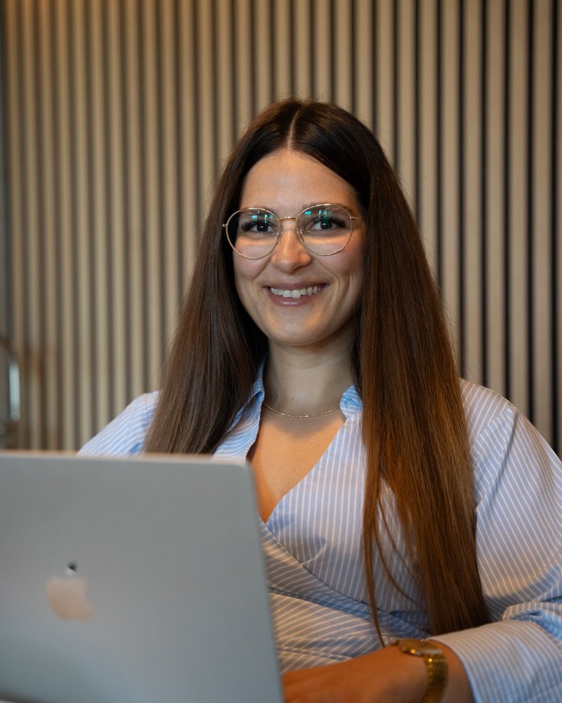 Luisa Wichter bei der Arbeit am Laptop.